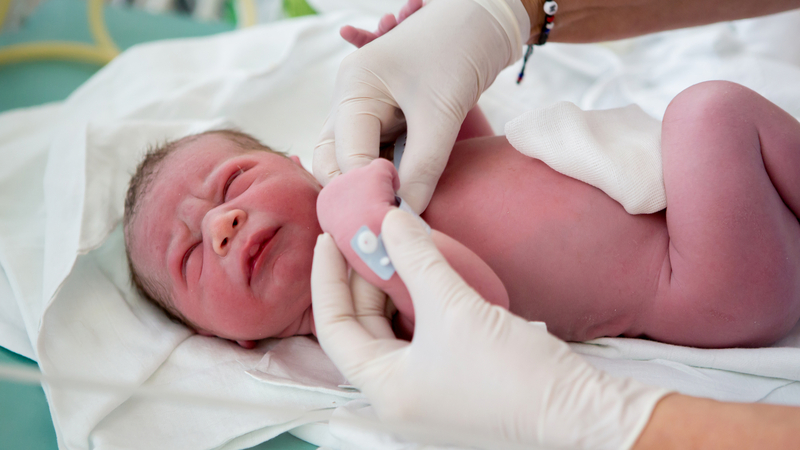 Nesměl být u porodu, chce odškodné