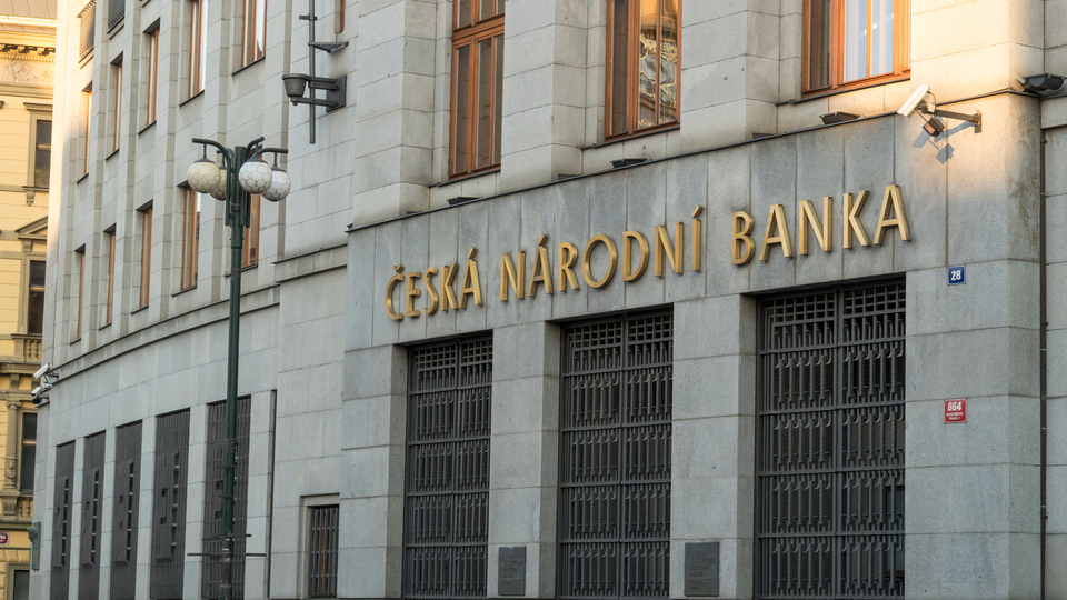 Banky vydělávají méně