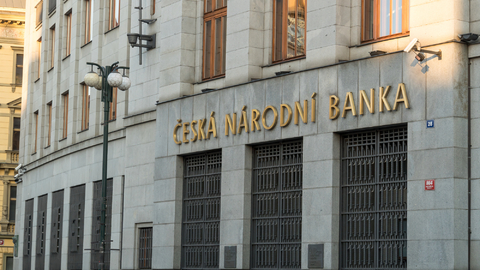 Banky vydělávají méně