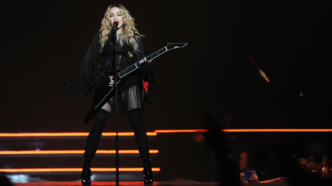 Madonna odložila turné, je v nemocnici