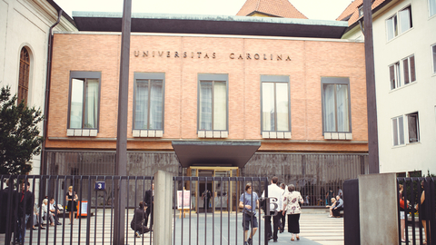 Většina pražských univerzit neplánuje zdražování stravného nebo kolejí