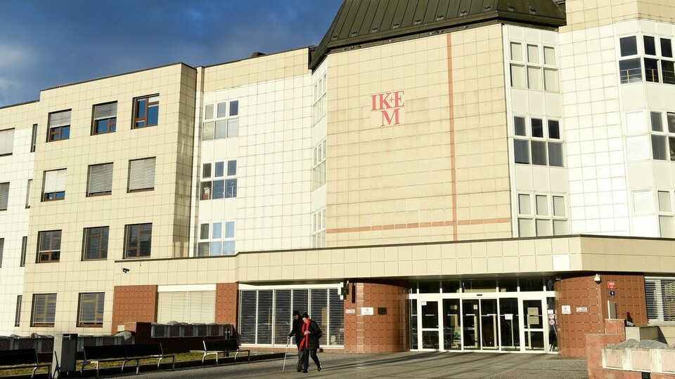 Policisté z GIBS a NCOZ zasahují v IKEM, prověřují vydírání, zakázky či korupci