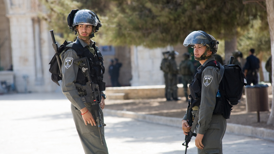 Palestinský chlapec napadl člověka kuchyňským nožem, policie ho zastřelila