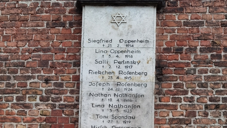 Neznámý pachatel v Římě poničil památník deportovaných židů