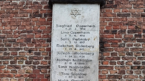 Neznámý pachatel v Římě poničil památník deportovaných židů