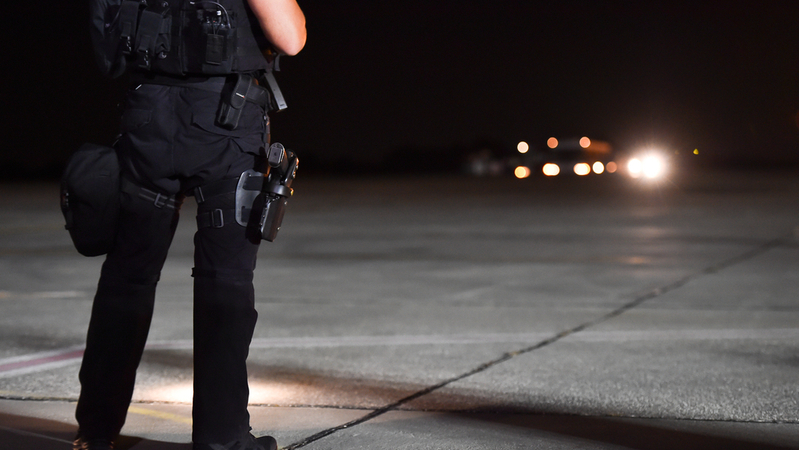 Ozbrojený muž na letišti v Hamburku stále drží svou dceru jako rukojmí, s pachatelem vyjednává policie