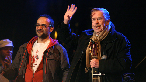 Prahu zdobí další lavička na počest prvního prezidenta ČR Václava Havla 