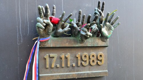 Národní třída se zaplnila davy lidí, v 17:11 zazní skladba Modlitba pro Martu