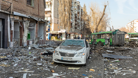 Kyjev čelí největšímu dronovému útoku, bylo zasaženo několik domů a školka
