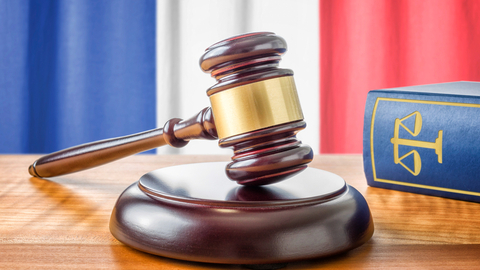 Francouzský soud shledal nevinným ministra spravedlnosti v kauze zneužití pravomocí