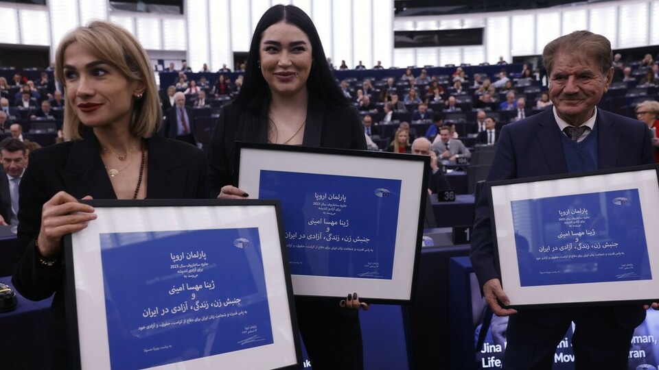 Předsedkyně Evropského parlamentu dnes předala Sacharovovu cenu za svobodu myšlení rodině Kurdky Mahsy Amíníové a zástupkyním hnutí za práva žen v Íránu