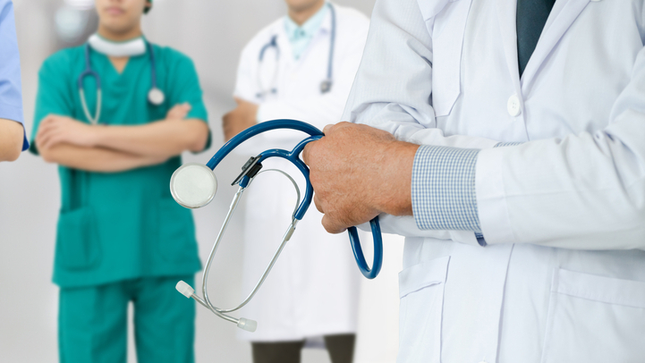 Vláda bude ve středu schvalovat změny v platech lékařů, zubařů a farmaceutů, část asi přesune do vyšších tarifů