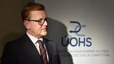 Následování cen prodejci představuje dle šéfa antimonopolního úřadu Petra Mlsny fungující trh, ministr zemědělství Marek Výborný v tom vidí dohody
