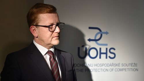 Následování cen prodejci představuje dle šéfa antimonopolního úřadu Petra Mlsny fungující trh, ministr zemědělství Marek Výborný v tom vidí dohody