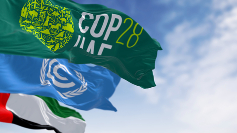 Zástupci zemí se na klimatické konferenci COP28 shodli na omezení fosilních paliv