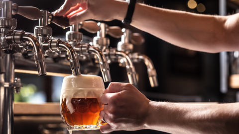 Některé restaurace v Praze začaly po Novém roce se změnou DPH na točené pivo zvyšovat ceny, v mnoha podnicích ceny za půllitr překročily i 70 Kč