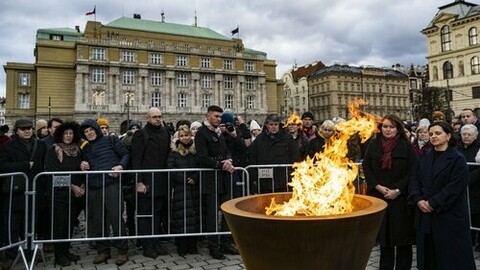 Centrem Prahy dnes odpoledne prošel pietní průvod studentů, který uctil památku obětí střelby na Filozofické fakultě Univerzity Karlovy