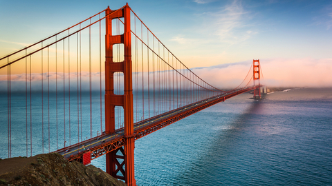 Proslulý most Golden Gate v San Francisku nově zajišťuje ocelová síť, která má zabránit sebevraždám