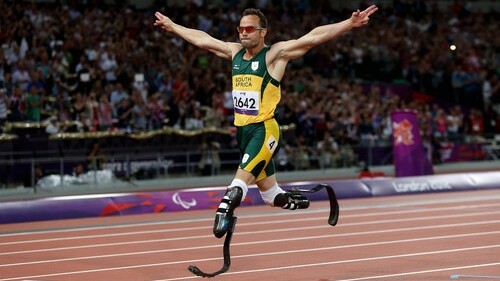 Šestinásobný paralympijský vítěz Oscar Pistorius byl na podmínku propuštěn z vězení, kde si odpykával trest za vraždu