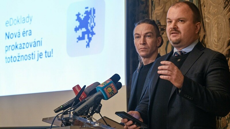 Aplikaci eDoklady, která umožňuje vytvoření elektronické varianty občanského průkazu v mobilním telefonu, si za první dva dny stáhlo přes 100.000 lidí