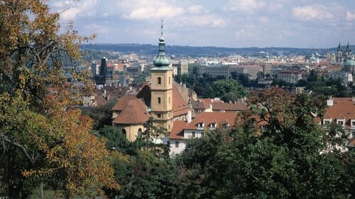 Archeologové při výzkumu odkryli u kostela Panny Marie Vítězné nálezy z raného středověku