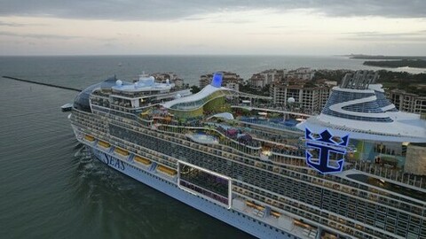 Největší výletní loď světa Icon of the Seas vyplula z floridského Miami na první okružní plavbu