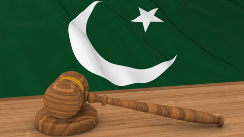 Pákistánský soud dnes odsoudil expremiéra Imrana Chána a jeho manželku ke 14 letům vězení za korupci