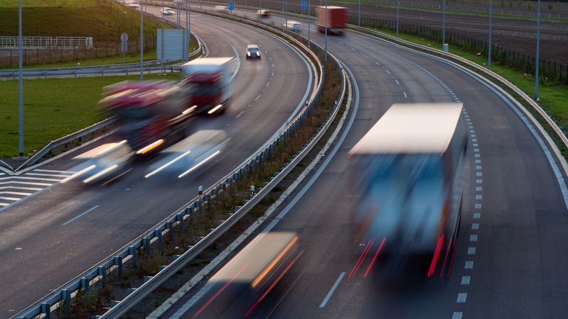 Z důvodu několika nehod na Pražském okruhu u Jinočan se vytvořily mnohakilometrové kolony