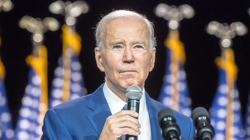 Americký prezident Biden uctil se svou manželkou památku vojáků padlých v Jordánsku