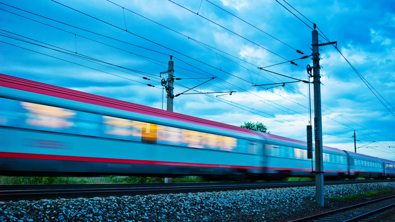 Vlak dnes ráno u Nezdenic na Uherskohradišťsku srazil a usmrtil nezletilého, nehodou se zabývají kriminalisté