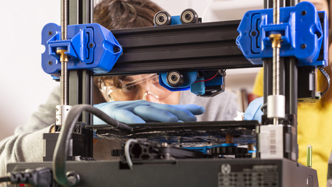 Odborníci z ČVUT ve spolupráci s VŠCHT vyvíjí na 3D tiskárně ekologické součástky do elektroniky z plastu