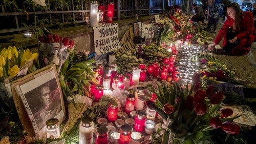 Téměř 360 lidí již bylo zatčeno při shromážděních na počest opozičního politika Alexeje Navalného