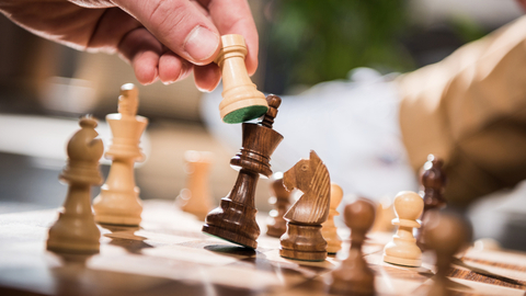 Osmiletý šachový talent Ašvat Kaušik původem z Indie porazil na turnaji velmistra, jako nejmladší v historii