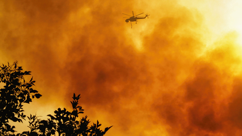 Požáry vegetace v australském státě Viktorie vyhnaly z domovů 2000 lidí, hasičům se je stále nepodařilo dostat pod kontrolu