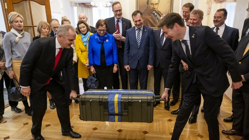 Velvyslanci 19 zemí EU v Praze se složili na přenosnou zbraň proti dronům, kterou darovali ukrajinské ambasádě 