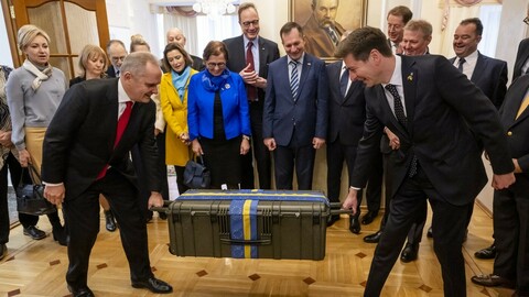 Velvyslanci 19 zemí EU v Praze se složili na přenosnou zbraň proti dronům, kterou darovali ukrajinské ambasádě 