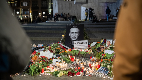 Zatýkání za pokládání květin za Navalného je dle ruských úřadů v souladu se zákonem, tvrdí Peskov