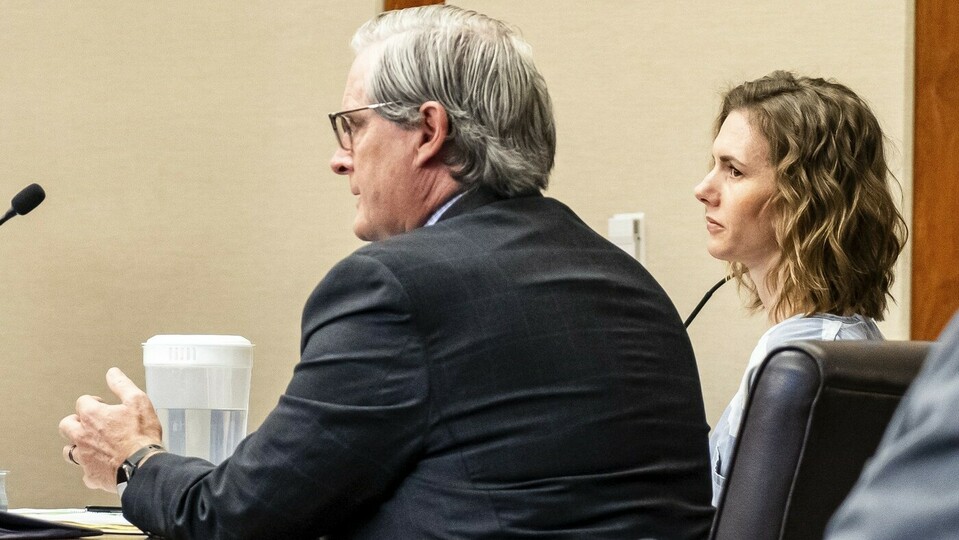 Američanku propagující na YouTube přísnou výchovu poslal soud do vězení za týrání dětí