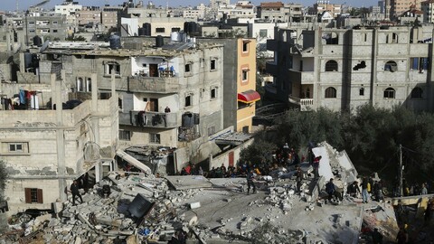 Izrael zintenzivnil operace ve městě Chán Júnis na jihu Pásma Gazy, při leteckých a dělostřeleckých úderech byly zničeny desítky objektů hnutí Hamás