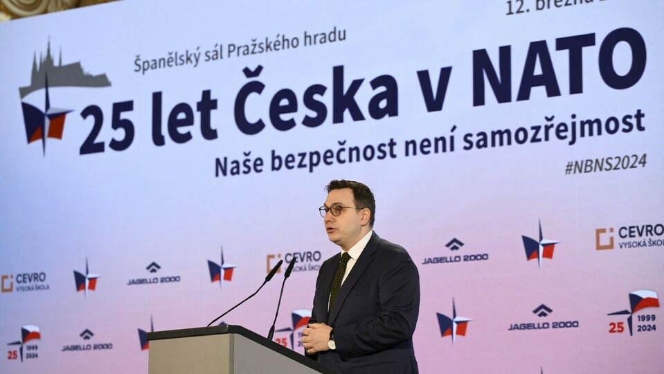 Ministr zahraničí Lipavský vyzval na Hradě v rámci konference k 25. výročí vstupu Česka do NATO k pomoci Ukrajině a jednotě Západu