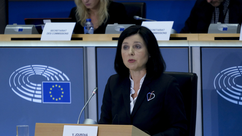 Místopředsedkyně Evropské komise Věra Jourová varovala v Polsku před kybernetickými a informačními hrozbami z Ruska