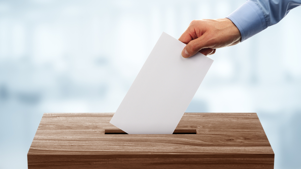 Stovky Rusů žijící v Česku přišly na velvyslanectví hlasovat v prezidentských volbách