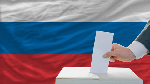 Ruští voliči žijící v zahraničí tvořili dlouhé fronty před velvyslanectvími Ruska, vyjadřovali kritiku Putinova režimu