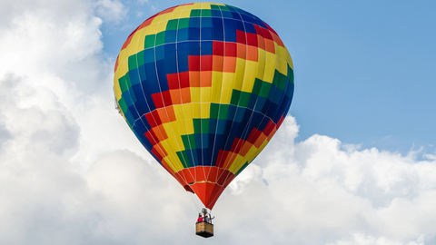 Let horkovzdušným balónem dnes nepřežil Australan, který z jeho koše vypadl nad předměstím Melbourne