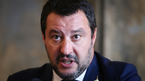Místopředseda italské vlády a lídr krajně pravicové strany Salvini označil Macrona za válečného štváče