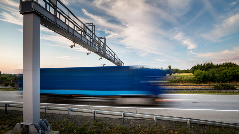 Začínají platit opravené sazby mýtného, které se od 1. března zvýšilo o emisní poplatek