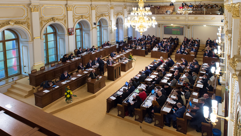 Opoziční hnutí ANO požádalo o svolání mimořádné schůze Sněmovny s názvem Vymlčené korupční kauzy vládních stran