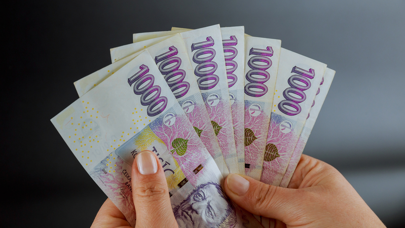 Žena předala kurýrovi téměř půl milionu korun, stala se obětí podvodného jednání, instrukce jí dal falešný bankéř