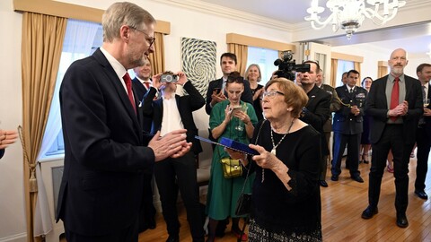 Premiér Petr Fiala v pondělí v rámci návštěvy Washingtonu udělil medaili Karla Kramáře Janě Kánské, dceři Milady Horákové