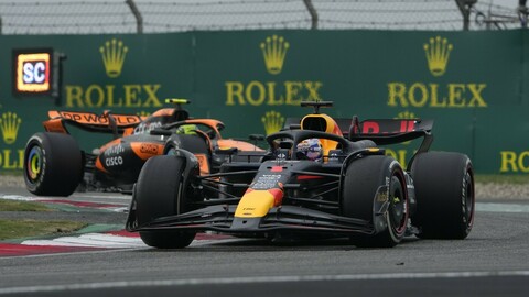 Obhájce titulu Max Verstappen vyhrál poprvé Velkou cenu Číny formule 1 a navýšil svůj náskok v čele mistrovství světa